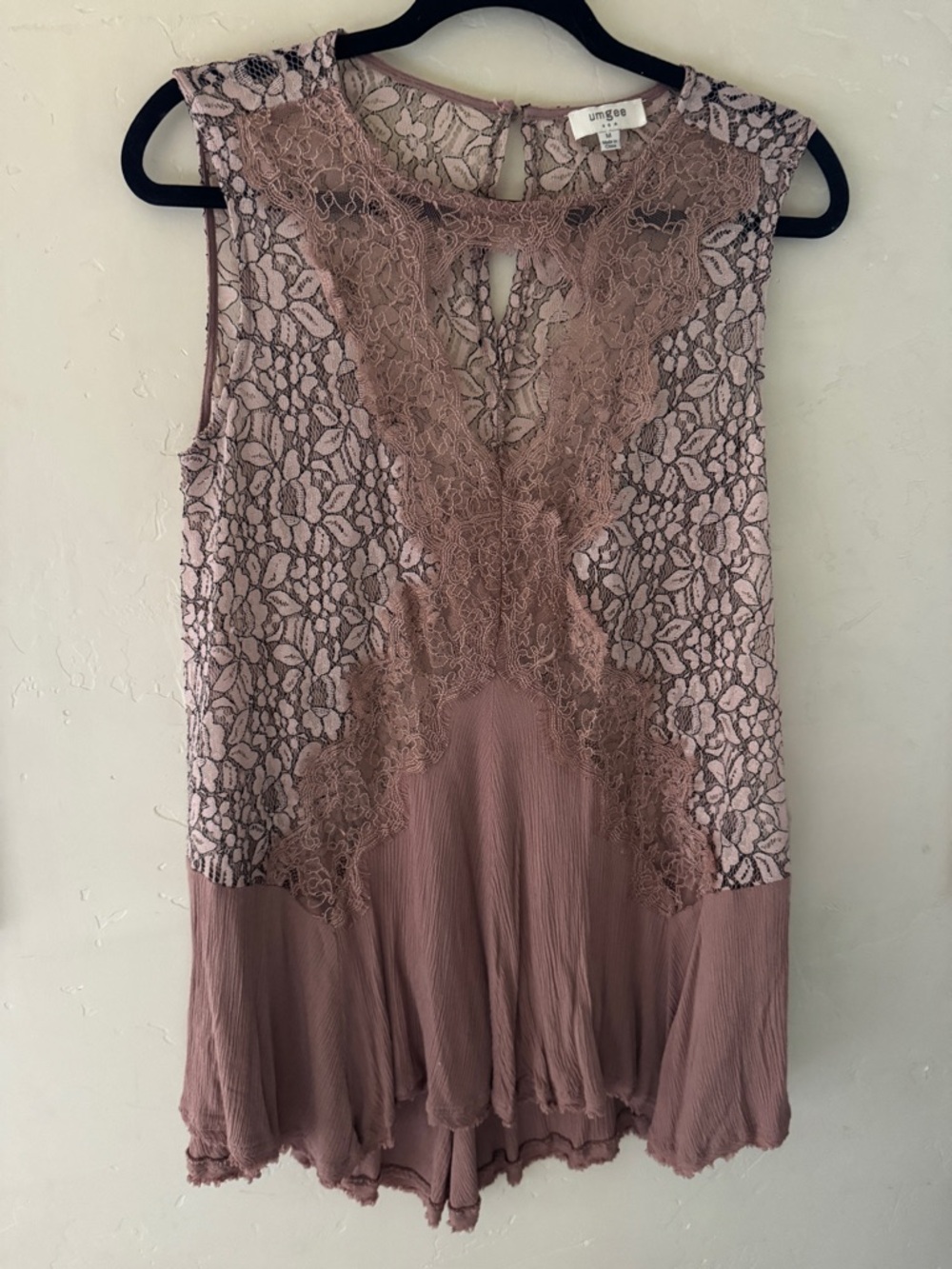 Umgee Mauve Lace Sleeveless Top with Keyhole Detail
